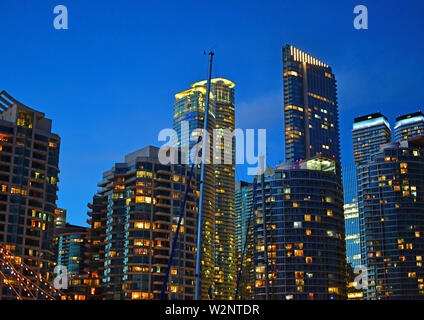 Veduta dello skyline di Toronto dal Waterfront al crepuscolo Foto Stock