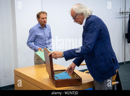 Il 10 luglio 2019, il Land della Baviera, Monaco di Baviera: Andreas Stitzl (l), ex assistente allenatore del biathlon tedesco squadra nazionale, è in procinto di avviare negoziati con il suo avvocato Claus Huber Wilhelm circa il suo possesso armi carta nella sala di negoziazione. Un totale di quattro uomini che sono stati privati delle loro armi licenza o possesso card o le loro armi permettono a motivo del fatto che essi erano vicini al Reich cittadini' Association, difendersi contro la decisione dinanzi al Tribunale Amministrativo e recuperare le loro armi. Foto: Peter Kneffel/dpa Foto Stock