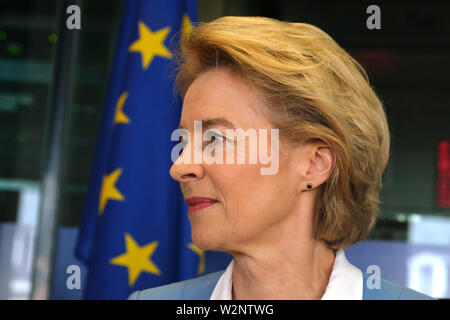 Bruxelles, Belgio. Il 10 luglio 2019. Il candidato alla carica di presidente della Commissione europea, Ursula von der Leyen parla con i membri del gruppo S&D nel Parlamento europeo. Credito: ALEXANDROS MICHAILIDIS/Alamy Live News Foto Stock