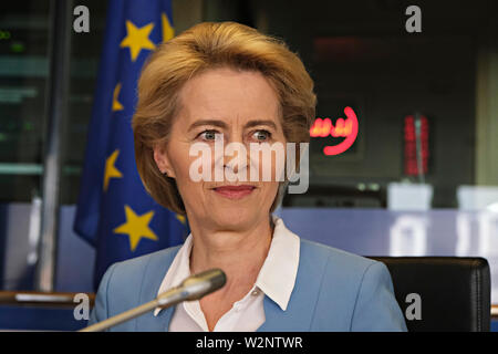 Bruxelles, Belgio. Il 10 luglio 2019. Il candidato alla carica di presidente della Commissione europea, Ursula von der Leyen parla con i membri del gruppo S&D nel Parlamento europeo. Credito: ALEXANDROS MICHAILIDIS/Alamy Live News Foto Stock