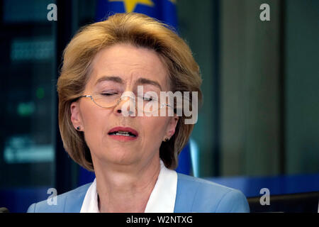 Bruxelles, Belgio. Il 10 luglio 2019. Il candidato alla carica di presidente della Commissione europea, Ursula von der Leyen parla con i membri del gruppo S&D nel Parlamento europeo. Credito: ALEXANDROS MICHAILIDIS/Alamy Live News Foto Stock