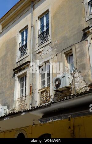 Blocco di appartamenti nella città di Corfù. Posizione centrale vicino al porto e al quartiere dello shopping di Corfu.mi stava cercando per architettura a fotografare. Foto Stock