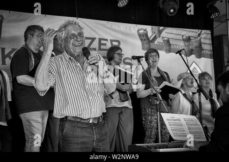 Il 93 anno vecchio cantante Ludwig Sebus a un concerto nel quartiere Deutz di Colonia, Germania. der 93 Jahre alte Saenger Ludwig Sebus bei einem Auftritt in de Foto Stock