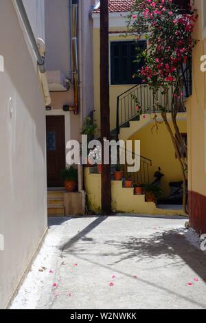 Corfù.piccolo cortile scena nel borgo collinare di Avliotes.mostra l'entrata di una casa Foto Stock