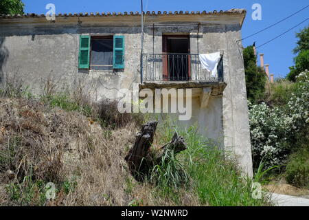 Corfù due viste di questa casa nel borgo collinare di Avliotes.casa sulla collina Foto Stock