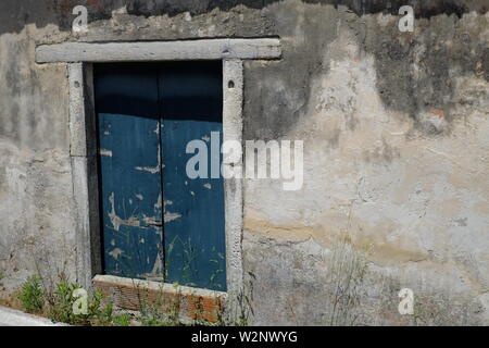 Corfù Avliotes plain semplicistico l edificio nel borgo collinare la sua funzione sconosciuta Foto Stock