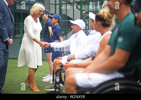 La duchessa di Cornovaglia incontra il tennis su sedia a rotelle player Andy Lapthorne durante una visita al Lawn Tennis campionati a tutti England Lawn Tennis Club di Wimbledon, Londra, per incontrare i giocatori su sedia a rotelle, staff, funzionari e la palla di ragazzi e ragazze che lavorano al torneo di tennis. Foto Stock