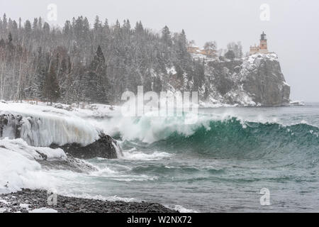 Forme d'onda che colpisce con la riva del lago Superior, Split Faro Rock State Park, febbraio, la contea del lago, MN, USA di Dominique Braud/Dembinsky Foto Assoc Foto Stock