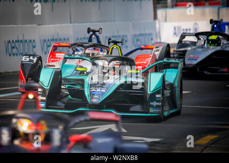 Alex Lynn, Jerome D'Ambrosio e Felipe Massa tenendo fuori al primo giro di Julius Bär Formula e in gara nella capitale svizzera Berna. A causa di una vettura ammucchiare prima di girare 1, la gara è rosso contrassegnato e riavviato con la griglia originale posizione. Foto Stock