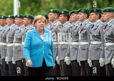 Berlino, Germania. 10 Luglio, 2019. Il Cancelliere federale Angela Merkel (CDU) viene accolto dai soldati della Bundeswehr battaglione di guardia nel cortile d'onore della Cancelleria federale prima dell'arrivo di di Primo Ministro della Finlandia Rinne e ritorna all'ingresso della Cancelleria. Credito: Soeren Stache/dpa Credito: dpa picture alliance/Alamy Live News/dpa/Alamy Live News Foto Stock