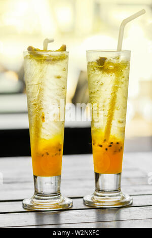 Passion Fruit Lemonade due bicchieri sulla tavola in una caffetteria estiva in Thailandia Foto Stock