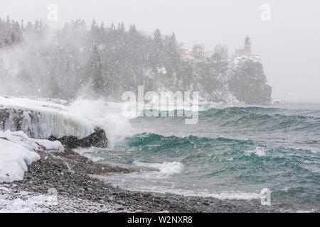 Forme d'onda che colpisce con la riva del lago Superior, Split Faro Rock State Park, febbraio, la contea del lago, MN, USA di Dominique Braud/Dembinsky Foto Assoc Foto Stock