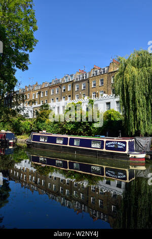 Blu e crema chiatta ormeggiata, Regent's Canal, Colebrooke Row, Noel strada residenziale di case a schiera, Islington, London, Regno Unito Foto Stock