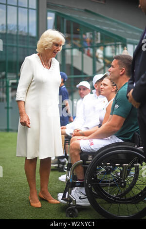 La duchessa di Cornovaglia sedia a rotelle soddisfa i giocatori di tennis Jordanne Whiley (sinistra) e Gordon Reid durante una visita al Lawn Tennis campionati a tutti England Lawn Tennis Club di Wimbledon, Londra, per incontrare i giocatori su sedia a rotelle, staff, funzionari e la palla di ragazzi e ragazze che lavorano al torneo di tennis. Foto Stock