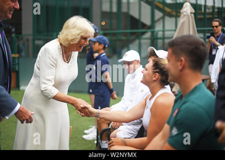 La duchessa di Cornovaglia incontra il giocatore di tennis in sedia a rotelle Jordanne Whiley durante una visita al campionato di tennis di prato all'All England Lawn Tennis Club di Wimbledon, Londra, per incontrare i giocatori in sedia a rotelle, il personale, i funzionari e i ragazzi e le ragazze che lavorano al torneo di tennis. Foto Stock