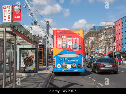 Cork Ciry, Cork, Irlanda. 06 Aprile, 2019. Una vista del Grand Parade dove un autobus gran turismo è parcheggiata che fornisce un hop on hop off tour Foto Stock