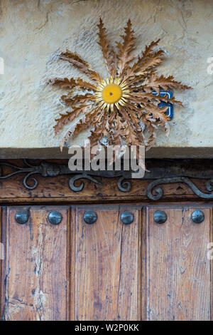 EGUZKI LORE (Carlina acaulis) (stemless carline thistle, nano carline thistle, argento thistle)Elciego village, la regione del vino della Rioja Alavesa, Alava Foto Stock