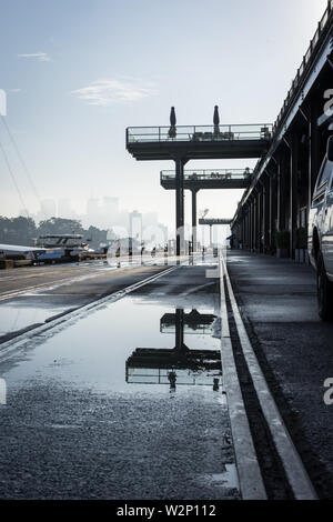 Angolo basso urbanscape di Jones Bay Wharf. North Sydney visibile in attraverso la mattina presto haze in background. Sydney NSW. Giugno 2019 Foto Stock