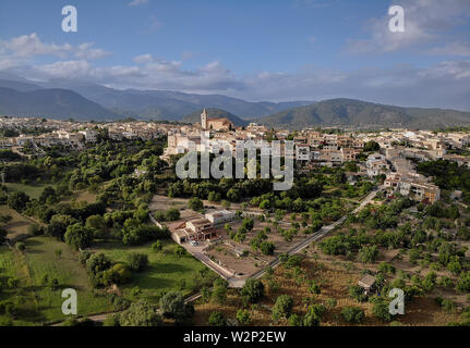 Antenna foto distanti drone di punto di vista immagine Campanet città case di collina, Mallorca, Spagna Foto Stock