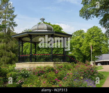 Ottagono bandstand a Buxton Pavilion Gardens, DERBYSHIRE REGNO UNITO Foto Stock