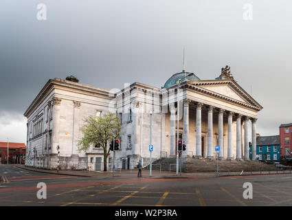 La città di Cork, Cork, Irlanda. 06 Aprile, 2019. Cork courthouse in Washington Street è stato costruito nel 1828 e parzialmente distrutto da un incendio e ricostruita 1891 un Foto Stock