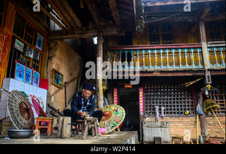 (190710) -- QIUBEI, luglio 10, 2019 (Xinhua) -- Zhang Ronghua rende un olio-ombrello di carta in Xiangyang villaggio di Qiubei County, Zhuang e Miao prefettura autonoma di Wenshan, a sud-ovest della Cina di Provincia di Yunnan, Luglio 9, 2019. Zhang Ronghua, 89 e il nipote Zhang Guoqing sono gli unici eredi della tradizionale olio-ombrello di carta rendendo in Xiangyang Village. Xiangyang Village ha un oltre 400 anni di storia della realizzazione artigianale a carta oliata ombrelloni con gabbie di bambù. Fatta di carta oliata e cornice di bambù, olio-ombrello di carta è un cinese tradizionale artigianato. L'artigianalità ch. Foto Stock