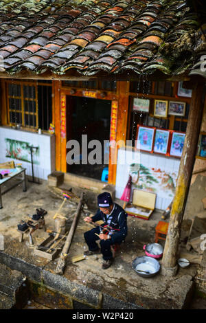 (190710) -- QIUBEI, luglio 10, 2019 (Xinhua) -- Zhang Ronghua rende un olio-ombrello di carta in Xiangyang villaggio di Qiubei County, Zhuang e Miao prefettura autonoma di Wenshan, a sud-ovest della Cina di Provincia di Yunnan, Luglio 9, 2019. Zhang Ronghua, 89 e il nipote Zhang Guoqing sono gli unici eredi della tradizionale olio-ombrello di carta rendendo in Xiangyang Village. Xiangyang Village ha un oltre 400 anni di storia della realizzazione artigianale a carta oliata ombrelloni con gabbie di bambù. Fatta di carta oliata e cornice di bambù, olio-ombrello di carta è un cinese tradizionale artigianato. L'artigianalità ch. Foto Stock