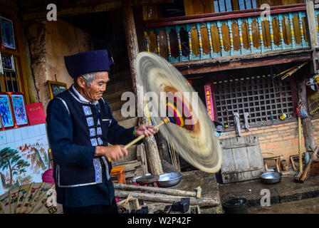 (190710) -- QIUBEI, luglio 10, 2019 (Xinhua) -- Zhang Ronghua tenta un olio finito carta-ombrello in Xiangyang villaggio di Qiubei County, Zhuang e Miao prefettura autonoma di Wenshan, a sud-ovest della Cina di Provincia di Yunnan, Luglio 9, 2019. Zhang Ronghua, 89 e il nipote Zhang Guoqing sono gli unici eredi della tradizionale olio-ombrello di carta rendendo in Xiangyang Village. Xiangyang Village ha un oltre 400 anni di storia della realizzazione artigianale a carta oliata ombrelloni con gabbie di bambù. Fatta di carta oliata e cornice di bambù, olio-ombrello di carta è un cinese tradizionale artigianato. Il craftsmanshi Foto Stock