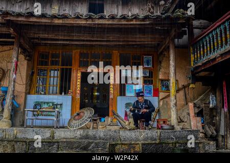 (190710) -- QIUBEI, luglio 10, 2019 (Xinhua) -- Zhang Ronghua rende un olio-ombrello di carta in Xiangyang villaggio di Qiubei County, Zhuang e Miao prefettura autonoma di Wenshan, a sud-ovest della Cina di Provincia di Yunnan, Luglio 9, 2019. Zhang Ronghua, 89 e il nipote Zhang Guoqing sono gli unici eredi della tradizionale olio-ombrello di carta rendendo in Xiangyang Village. Xiangyang Village ha un oltre 400 anni di storia della realizzazione artigianale a carta oliata ombrelloni con gabbie di bambù. Fatta di carta oliata e cornice di bambù, olio-ombrello di carta è un cinese tradizionale artigianato. L'artigianalità ch. Foto Stock