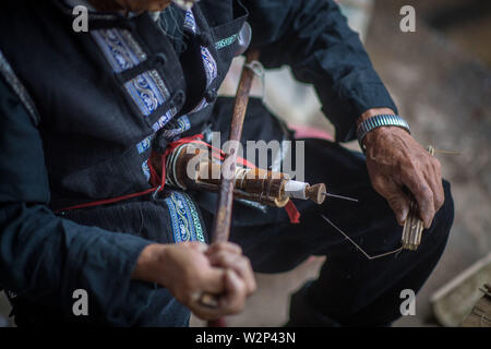 (190710) -- QIUBEI, luglio 10, 2019 (Xinhua) -- Zhang Ronghua rende lo scheletro di un olio-ombrello di carta in Xiangyang villaggio di Qiubei County, Zhuang e Miao prefettura autonoma di Wenshan, a sud-ovest della Cina di Provincia di Yunnan, Luglio 9, 2019. Zhang Ronghua, 89 e il nipote Zhang Guoqing sono gli unici eredi della tradizionale olio-ombrello di carta rendendo in Xiangyang Village. Xiangyang Village ha un oltre 400 anni di storia della realizzazione artigianale a carta oliata ombrelloni con gabbie di bambù. Fatta di carta oliata e cornice di bambù, olio-ombrello di carta è un cinese tradizionale artigianato. Il CRAF Foto Stock