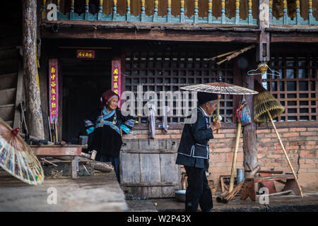 (190710) -- QIUBEI, luglio 10, 2019 (Xinhua) -- Zhang Ronghua (R) cerca un olio finito carta-ombrello in Xiangyang villaggio di Qiubei County, Zhuang e Miao prefettura autonoma di Wenshan, a sud-ovest della Cina di Provincia di Yunnan, Luglio 9, 2019. Zhang Ronghua, 89 e il nipote Zhang Guoqing sono gli unici eredi della tradizionale olio-ombrello di carta rendendo in Xiangyang Village. Xiangyang Village ha un oltre 400 anni di storia della realizzazione artigianale a carta oliata ombrelloni con gabbie di bambù. Fatta di carta oliata e cornice di bambù, olio-ombrello di carta è un cinese tradizionale artigianato. Il craftsma Foto Stock