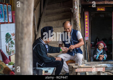 (190710) -- QIUBEI, luglio 10, 2019 (Xinhua) -- Zhang Ronghua (L) e il nipote Zhang Guoqing rendono un olio-ombrello di carta in Xiangyang villaggio di Qiubei County, Zhuang e Miao prefettura autonoma di Wenshan, a sud-ovest della Cina di Provincia di Yunnan, Luglio 9, 2019. Zhang Ronghua, 89 e il nipote Zhang Guoqing sono gli unici eredi della tradizionale olio-ombrello di carta rendendo in Xiangyang Village. Xiangyang Village ha un oltre 400 anni di storia della realizzazione artigianale a carta oliata ombrelloni con gabbie di bambù. Fatta di carta oliata e cornice di bambù, olio-ombrello di carta è un cinese tradizionale ha Foto Stock
