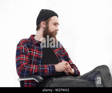 Bello barbuto hipster seduto in una sedia . foto con spazio di copia Foto Stock