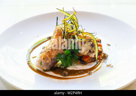 Vicino di casa fatta alla griglia salsiccia italiana con un misto di verdure stile parmigiana di melanzane con,il capsicum peppers isolato in una piastra bianca professio Foto Stock