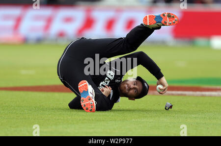 Nuova Zelanda Kane Williamson catture fuori dell India Hardik Pandya durante l'ICC World Cup, Semi finale a Old Trafford, Manchester. Foto Stock