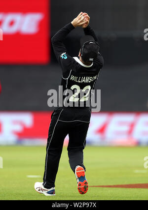 Nuova Zelanda Kane Williamson catture fuori dell India Hardik Pandya durante l'ICC World Cup, Semi finale a Old Trafford, Manchester. Foto Stock