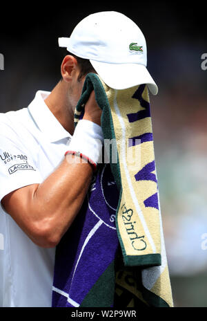 Novak Djokovic durante il suo match contro David Goffin il giorno nove dei campionati di Wimbledon al All England Lawn Tennis e Croquet Club, Wimbledon. Foto Stock
