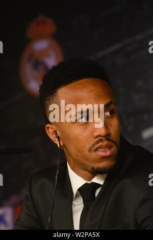 Madrid, Spagna. 10 Luglio, 2002. Presentazione del NUOVO REAL MADRID PLAYER MILITAO AL SANTIAGO BERNABEU STADIUMM Mercoledì, 10 luglio 2019 Credit: CORDON PREMERE/Alamy Live News Foto Stock