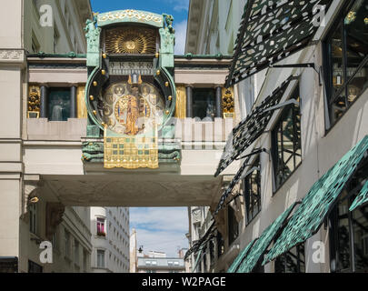 Il Ankeruhr (ancoraggio orologio), un Art Noveau orologio meccanico costruito nel 1914, che costituisce un ponte tra due edifici, Hoher Markt, Vienna, Austria. Foto Stock