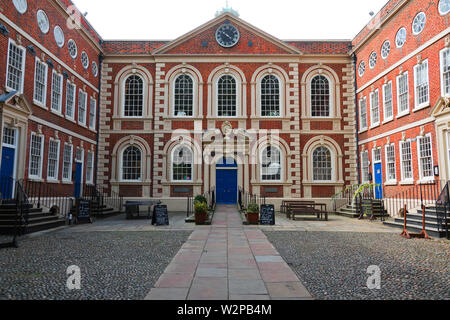 Esterno del Bluecoat Chambers in School Lane Liverpool, costruita nel 1716-17 come scuola di carità, è il più antico edificio superstite nella zona centrale di Liverpool. Foto Stock