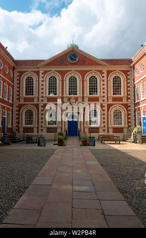 Esterno del Bluecoat Chambers in School Lane Liverpool, costruita nel 1716-17 come scuola di carità, è il più antico edificio superstite nella zona centrale di Liverpool. Foto Stock