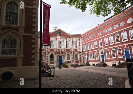 Esterno del Bluecoat Chambers in School Lane Liverpool, costruita nel 1716-17 come scuola di carità, è il più antico edificio superstite nella zona centrale di Liverpool. Foto Stock