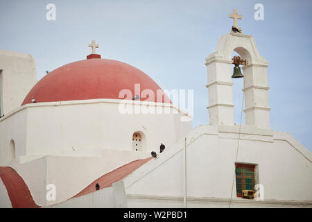 Mykonos, Mikonos isola greca, parte delle cicladi grecia. landmark Agia Anna chiesa rossa cupola del tetto nel porto Foto Stock
