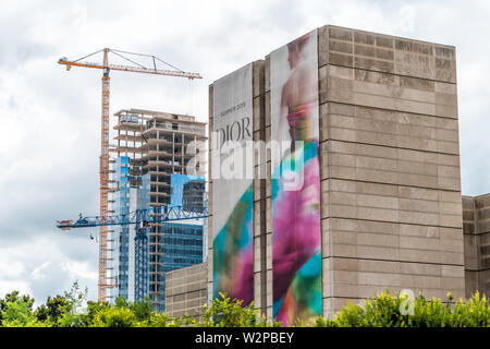 Dallas, Stati Uniti d'America - 7 Giugno 2019: Downtown cityscape edificio di costruzione della torre in città vicino Klyde Warren park e dior annuncio Foto Stock