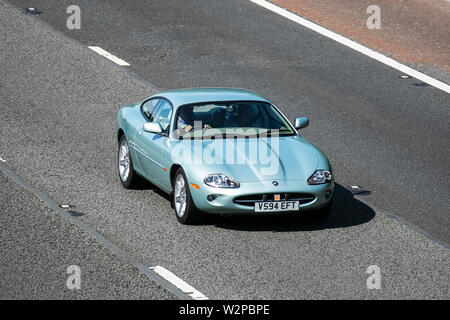 V594EFT 1999 verdi Jaguar XK8 Coupé Auto Motoring classics, historics, motori vintage e collezionismo 2019; Leighton Hall trasporti mostra, Cars & oldtimer di ieri sull'autostrada M6 nei pressi di Lancaster, Regno Unito Foto Stock