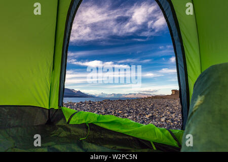 Tenda verde che si affaccia sul Ghiacciaio Pukaki lago con acqua turchese e montagne paesaggio. In inverno il paesaggio di montagna con la neve e il lago glaciale. Pu Foto Stock