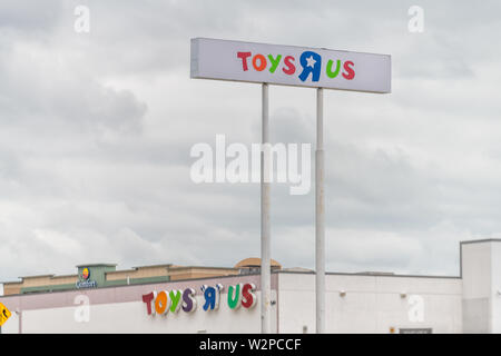 Fort Worth, Stati Uniti d'America - 7 Giugno 2019: Città in Texas con il segno per Toys R Us store e Comfort Inn sul giorno nuvoloso Foto Stock