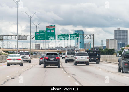 Fort Worth, Stati Uniti d'America - 7 Giugno 2019: Interstate Highway road in città in Texas con molte automobili su di spostamenti e firmare per uscire Foto Stock