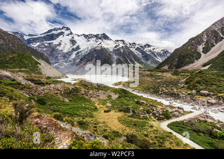 Camminando lungo la grande avvolgimento Hooker Valley via a Mount Cook, Nuova Zelanda. Foto Stock