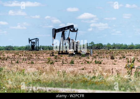 Abilene, Stati Uniti d'America - 7 Giugno 2019: Pumpjack sui giacimenti di petrolio nelle praterie del Texas con Lufkin segno sulla macchina Foto Stock